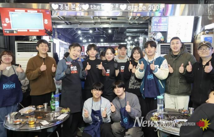 28일 ‘2026 케미스트릿 강남역 푸드위크’에서 전성수 서초구청장(뒷줄 왼쪽에서 세번째)과 정지선 셰프(뒷줄 왼쪽에서 다섯번째)가 손님들과 함께 기념사진을 찍고 있다.