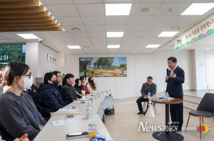 30여 명의 대학생들을 대상으로 간담회를 개최했다.