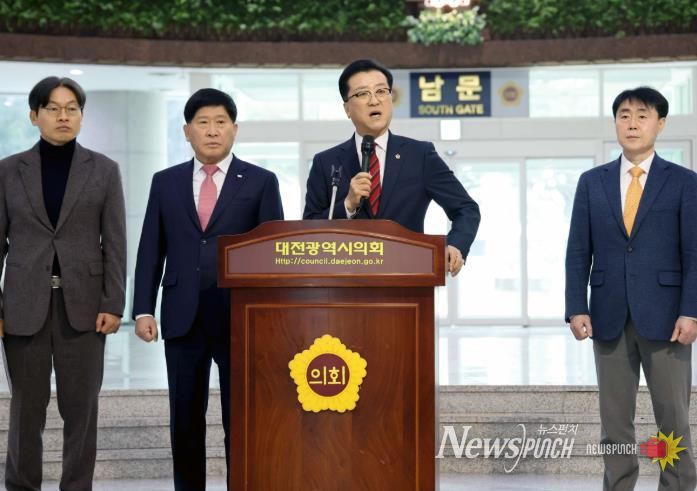 대전시의회 조원휘 의장·충남도의회 홍성현 의장 공동 기자회견