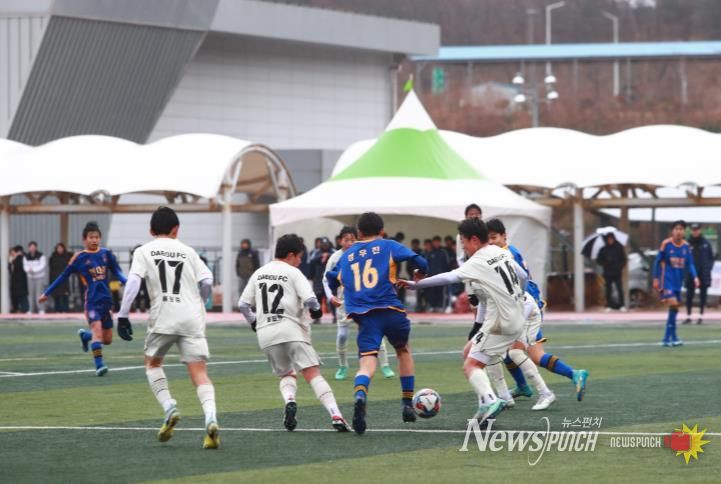 2025년 열린 울진금강송 춘계 중등 축구대회 경기 모습