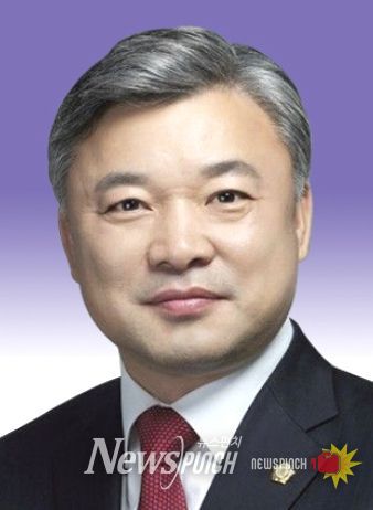 권광택 경상북도의회 행정보건복지위원회 위원장