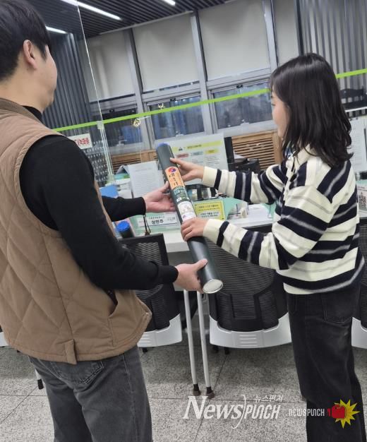 성북구가 혼인신고를 마친 부부에게 게양형 태극기를 증정하고, 구청 내 혼인신고 기념 포토존을 운영하며 국기 게양 문화 확산에 나서고 있다.