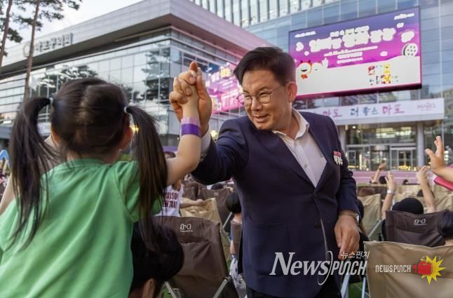 마포구민광장에서 ‘엄빠랑 영화 광장’ 행사가 개최됐다
