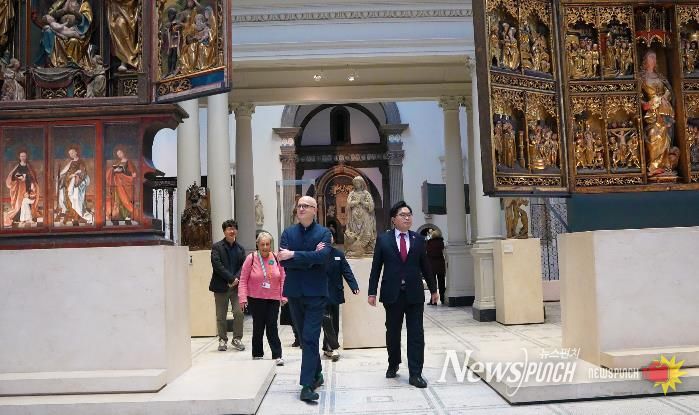 박일하 동작구청장과 V&A 박물관 다니엘 슬레이터 총괄감독이 16일(현지시간) 영국 런던 V&A 박물관을 둘러보고 있다.