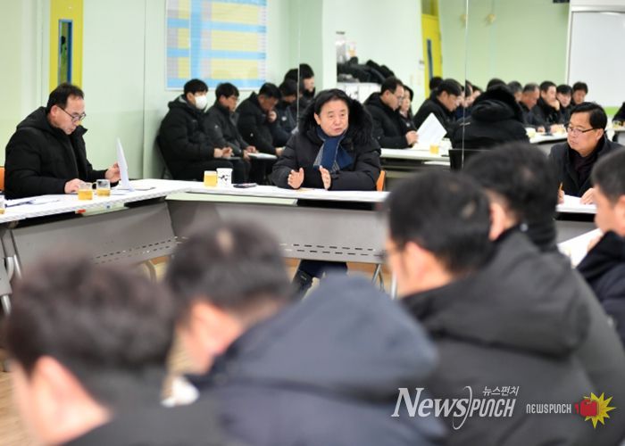 2026 화천산천어축제 일일 업무보고회의가 30일 오전 화천 청소년 수련관에서 최문순 군수를 비롯한 실과소장들이 참석한 가운데 열렸다