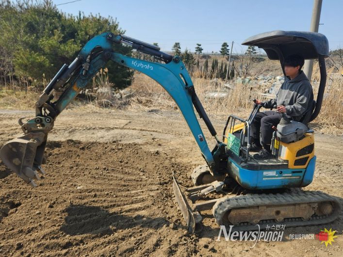 : 지난해 관내 중장비 학원에서 진행된 굴착기 교육 모습
