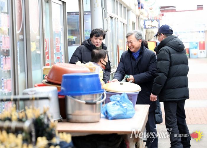 장인홍 구로구청장이 구로시장을 방문해 상인과 반갑게 인사를 나누고 있다.