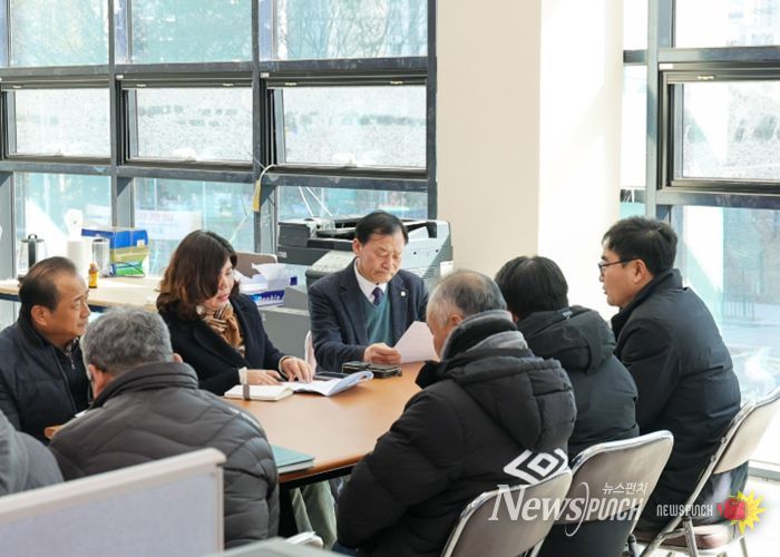 안산시의회가 최근 경기도시·군의회의장협의회에서‘민사집행법 개정 촉구 건의안’을 제안한 데 이어 29일에는 지역 내 관련 현장을 찾았다. 사진은 이날 의원들이 현장을 방문한 모습.