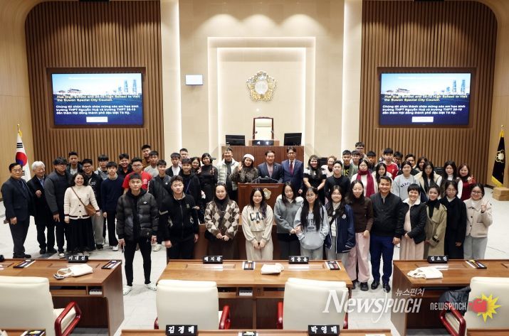 원특례시의회 본회의장에서 베트남 고등학생 의회 견학 단체 기념촬영