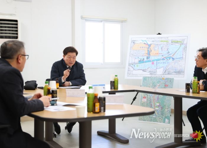 박승원 광명시장이 2일 오후 광명시흥 테크노밸리 공사 현장을 방문해 한국토지주택공사, 경기주택도시공사 등 관계자들에게 신속하고 차질 없이 공사를 추진해 달라고 요청하고 있다.