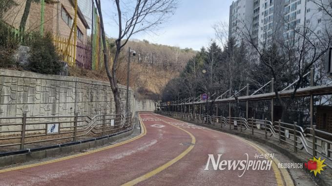 용인특례시 수지구 성복초·중학교 진입도로에 자동염수분사장치 설치가 완료돼 2월부터 가동을 시작했다