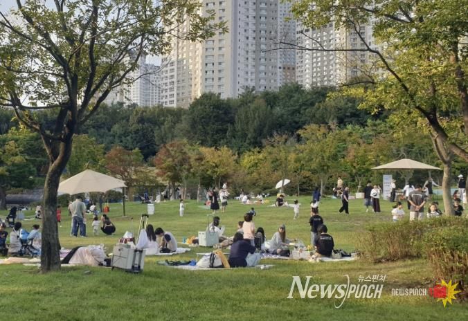 수원 광교호수공원 내 시민들이 피크닉을 즐기고 있다.