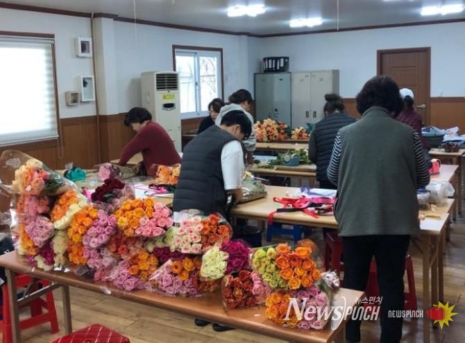 농가들이 장미꽃다발을 만들고 있는 모습.