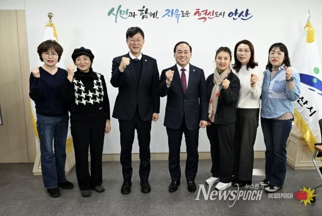 이민근 안산시장(왼쪽 세번째)이 2일 소상공인연합회와 간담회를 진행하고 회원들과 함께 기념촬영을 하고 있다.