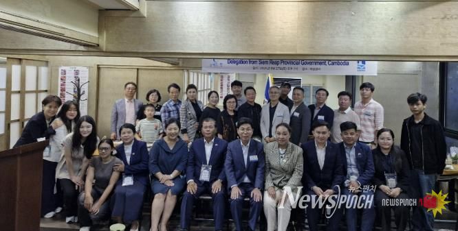 수원마을 출신 우수 졸업생과 국제교류센터 관계자들이 기념사진을 촬영하고 있다.