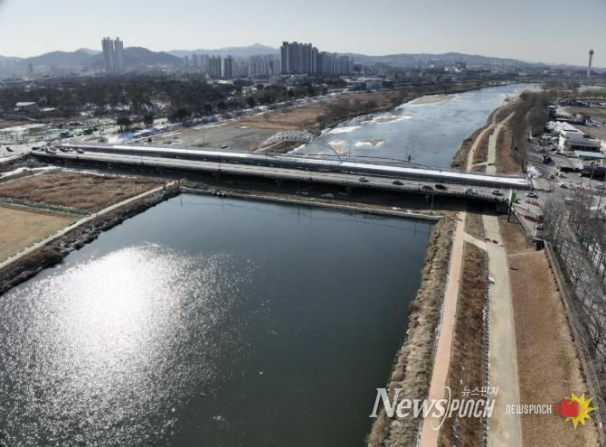 아산충무교 건설공사의 아산방향 시공 완료에 따라 교통전환을 준비하고 있다