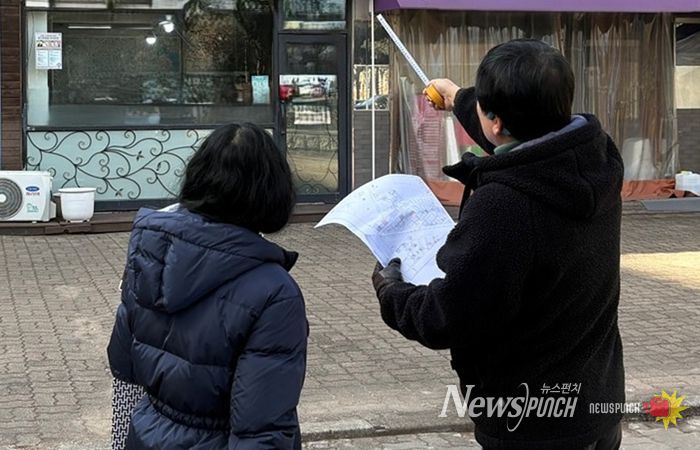항측 판독 결과에 따른 건축물 현장조사 중인 양천구 공무원