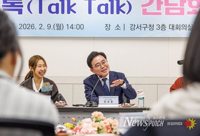 진교훈 서울 강서구청장(가운데)이 구청 대회의실에서 열린 ‘겨울방학 대학생 행정인턴 톡톡(Talk Talk) 간담회’에서 학생들과 대화하고 있다.