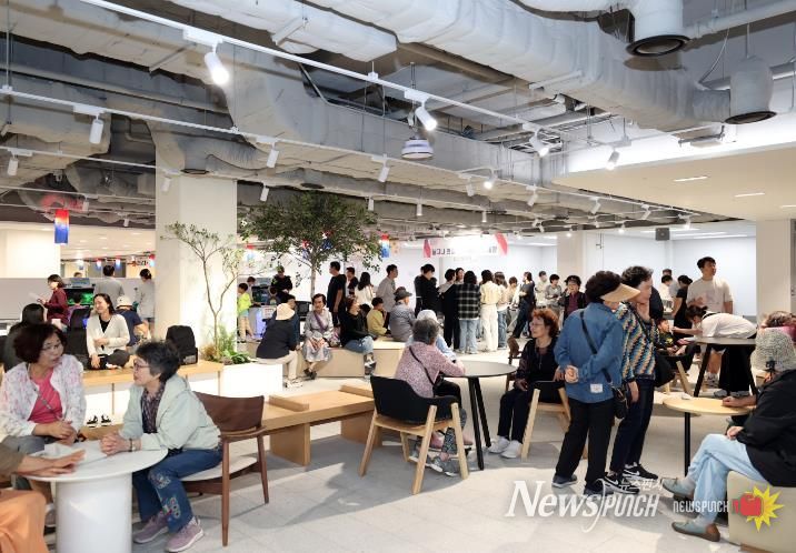 지난해 추석 연휴 동작구청에서 열린 테마파크에서 많은 구민들이 참여하여 즐거운 시간을 보내고 있다.