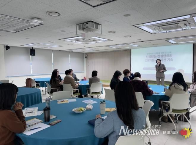 강북, 강남 학부모회 자문단이 11일 강북교육청 대회의실에서 합동 역량 강화 연수를 듣고있다