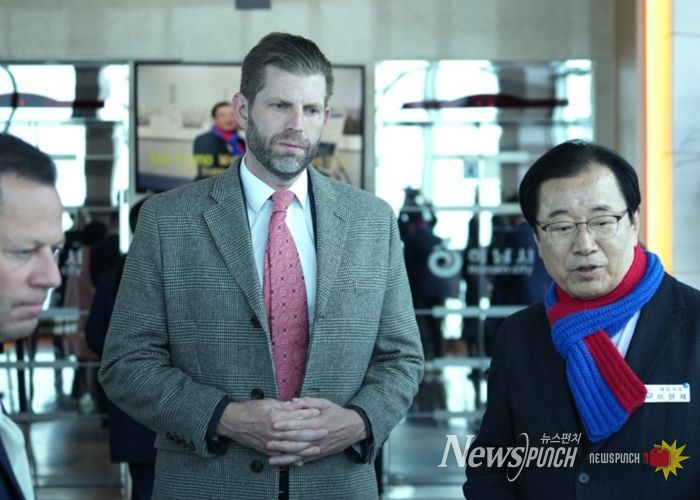 이현재 하남시장이 11일 유니온타워 전망대에서 에릭 트럼프 트럼프 그룹 총괄 부사장에게 ‘K-컬처 복합 콤플렉스(K-스타월드)’ 예정 부지를 안내하며 사업의 핵심 비전을 설명하고 있다.