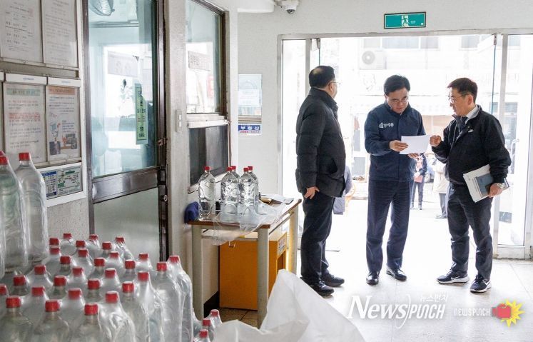 진교훈 강서구청장(가운데)이 단수로 불편을 겪고 있는 방화동의 한 아파트를 찾아 주민 피해 현황을 살피고 있다.