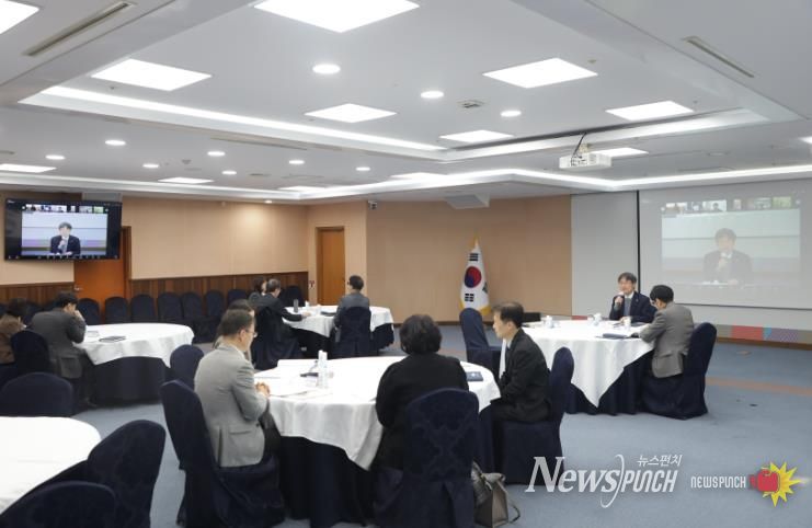 천창수 교육감이 12일 집현실에서 비대면으로 열린 '신학기 준비 초등학교장 연수'에 참여해 학교 운영과 직결된 주요 정책을 안내하고 있다