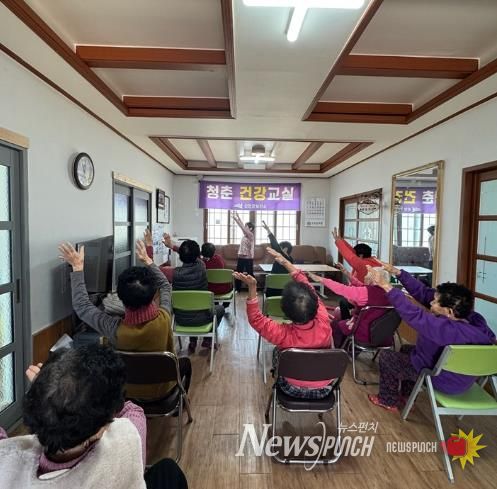 경로당 이용 어르신들을 대상으로 청춘 건강교실을 운영하고 있다.