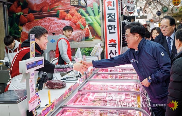 진교훈 서울 강서구청장(오른쪽)이 12일 설 명절을 앞두고 남부골목시장을 찾아 상인과 악수하며 인사를 나누고 있다.