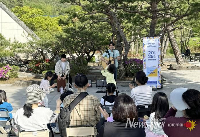 지난해 관악구 낙성대공원에서 버스킹하는 권유밴드