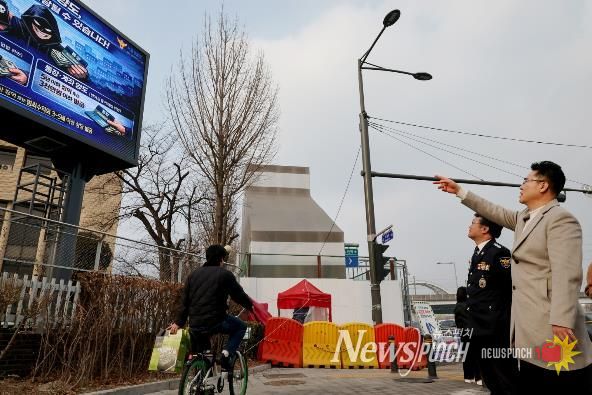 오언석 도봉구청장(오른쪽)이 구정 홍보 전광판을 가리키고 있다