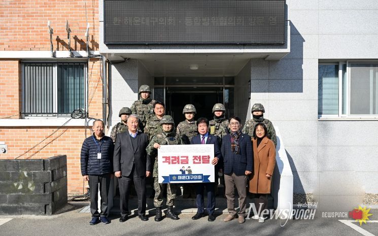 격려금 전달 후 기념촬영을 하고 있다.