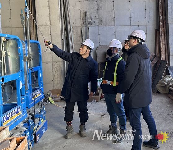 관악구 건축안전센터 관계자가 과상승 방지 장치 설치 기준을 설명하고 있다
