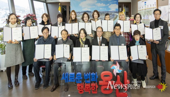 12일 박희영 용산구청장(두 번째 줄 가운데)이 주민과 함께 ’쓰레기 분리배출 실천서약 챌린지‘에 참여하고 있다.