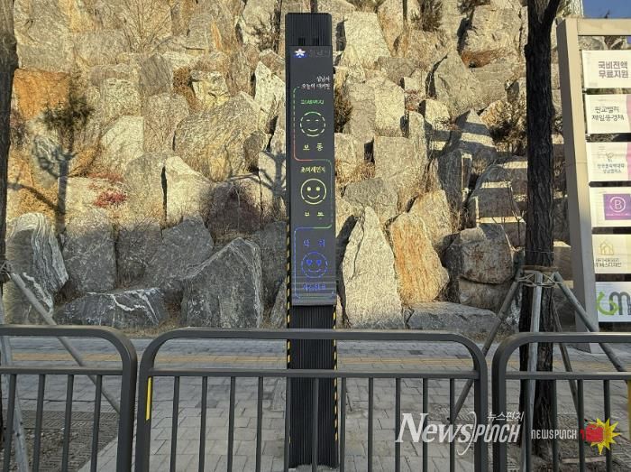 성남시 수정구 신흥2동 보행로 구간에 설치한 '스마트 하수악취 저감시설'