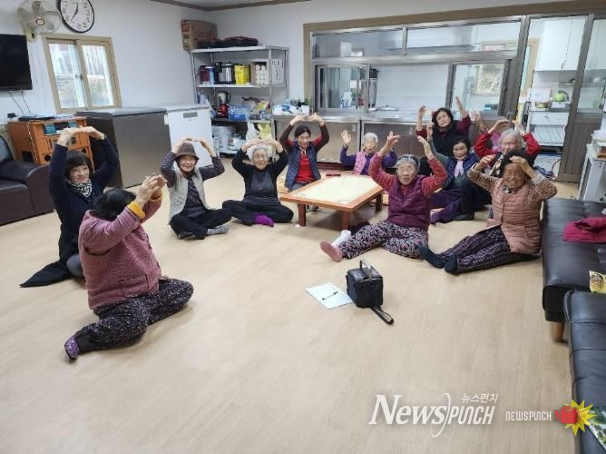 우리동네 건강지키기 사업의 일환으로 화성면 화강리에서 건강체조를 진행하고 있다.