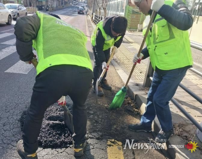 수원시 팔달구, 해빙기 도로안전 위한‘포트홀 보수전담반’본격 가동