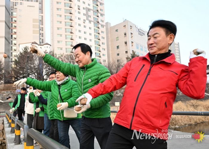2월 21일 의정부시 새마을회(회장 조상권)가 경전철 동오역 인근에서 수질 개선을 위한 EM 흙공 던지기 활동을 실시하고 있다.