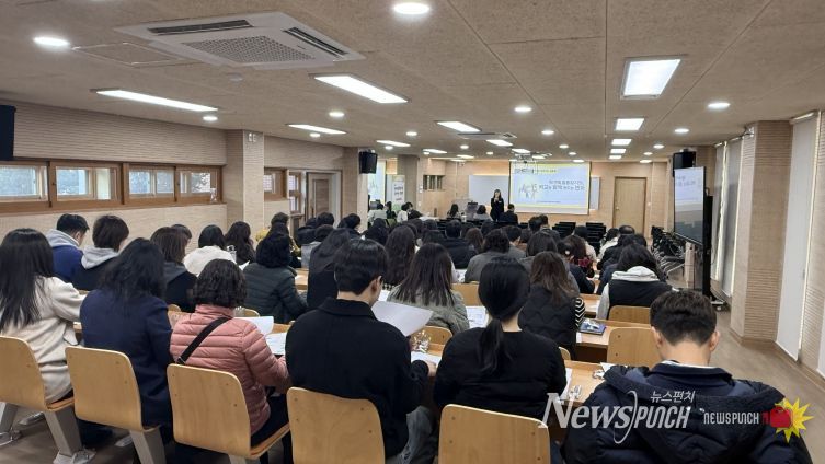 강북교육지원청이 23일 달천고에서 교직원을 대상으로 '학생맞춤통합지원 찾아가는 설명회'를 열고있다.