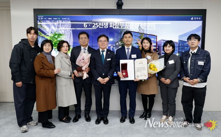 진교훈 서울 강서구청장(가운데)이 23일(월) 구청장실에서 열린 ‘6.25전쟁 참전 유공자 화랑무공훈장 전수식’에서 고(故) 김명진 병장의 유가족에게 훈장을 전달하고 기념촬영을 하고 있다.