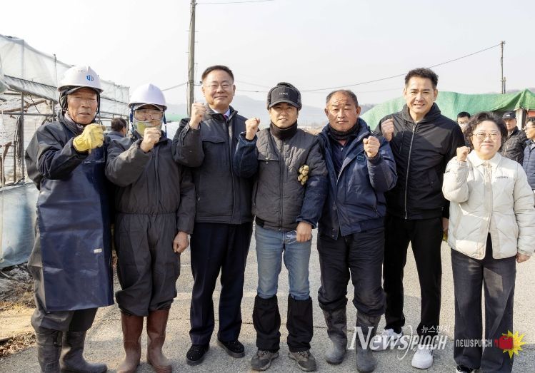 김재욱 칠곡군수가 영농부산물 파쇄지원단(왼쪽 첫 번째, 두 번째) 및 관계자들과 함께 기념촬영을 하고 있다.
