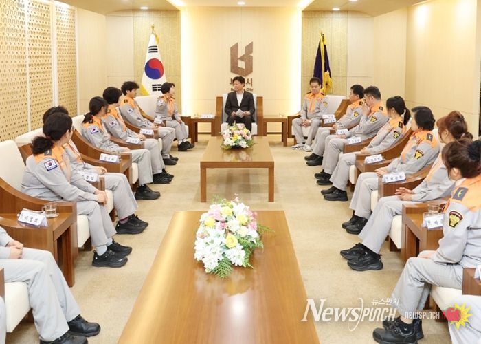 부천시는 지난 23일 의용소방대원들과 함께 간담회를 열었다.