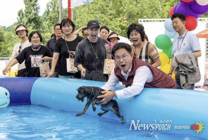 댕댕이 물놀이장에서 반려견과 시간을 보내는 박강수 마포구청장