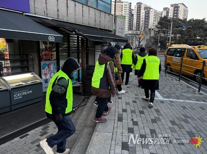 금호4가동 청소년지도협의회에서 청소년 보호 캠페인 전개하는 모습
