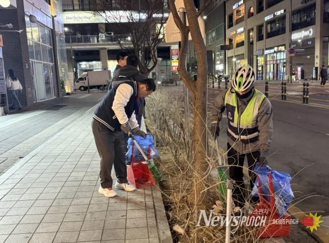 이현재 하남시장이 지난 21일 저녁 미사문화거리에서 시 소속 환경공무관들과 함께 빗자루를 들고 야간 청소 정화 활동을 펼치고 있다.