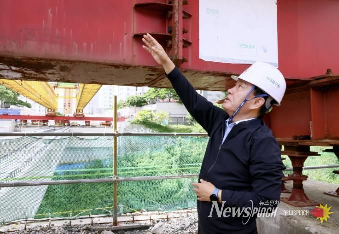 지난해 7월 ‘북아현 과선교’ 공사 현장을 찾아 진행 상황을 살피고 있는 이성헌 서대문구청장.