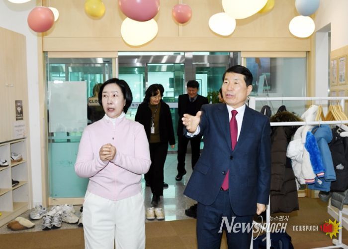 구리시 영·유아케어센터 운영 현황에 대해 보고받는 백경현 구리시장