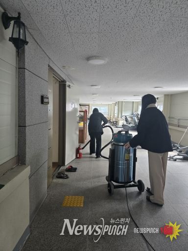 강남교육지원청 직원들이 25일 울주군 혜진원에서 희망 나눔 봉사활동을 하고 기념사진을 찍고있다.