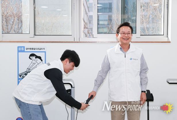악력을 측정하고 있는 최호권 영등포구청장