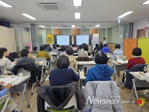 치매전문자원봉사자 양성교육을 진행한 모습